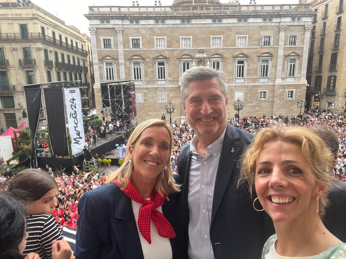 Diumenge de la Festa Major de #LaMercè2024 des del balcó de <a href="/bcn_ajuntament/">Ajuntament de Barcelona</a> gaudint de <a href="/FalconsBCN/">Falcons de Barcelona</a> <a href="/falconsdepiera/">Falcons de Piera</a> i la jornada castellera històrica amb <a href="/CdBCN/">Castellers de Barcelona</a> <a href="/Minyons/">Minyons de Terrassa</a> i <a href="/JovesValls/">Colla Joves Xiquets de Valls</a> 
Visca #Barcelona i la cultura popular!
@TriasperBCN <a href="/JuntsXCat/">Junts per Catalunya🎗</a> <a href="/JuntsxCatBCN/">JuntsxCat Barcelona</a>