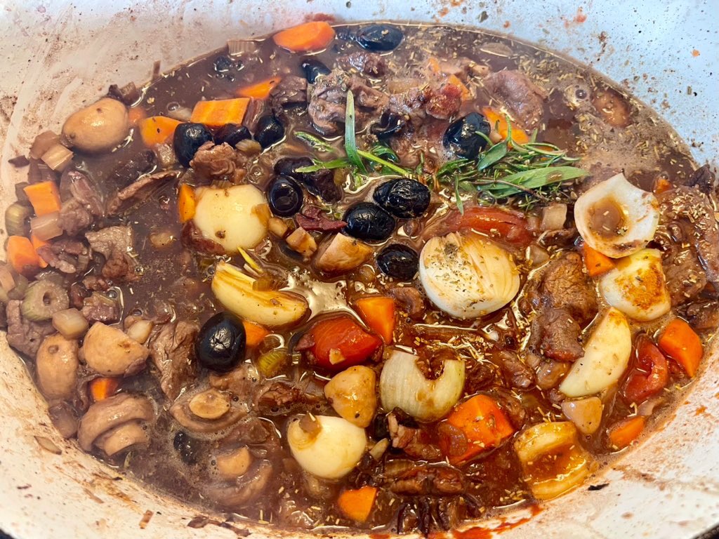 joukesp's tweet photo. @magee333 @rr_pirate @awlasky @suziday123 @JRyan832 @NewDocSavage @SteveHammActor @Kerryloves2trvl @simplysallyh @joneill55 @SashaEats @drahus11 @Carrefour_bnews @VandenBorre Good morning, Laura & friends on this first #AutumnSunday!
Please don’t fret about our son! Everything is under control. Thank you for your thoughts.
#NoCookingSunday as we just warmed up a #2ndServing of our Italian beef stew + fresh oven baked potatoes. And we had an apero! https://t.co/Jkzz91EcRe