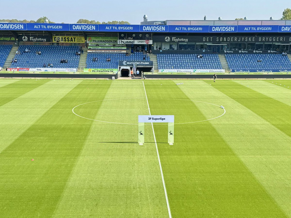 Flot sensommervejr i Haderslev til bundkampen mellem Sønderjyske og Vejle. Optakt på TV 2 Sport X fra kl. 13.30.