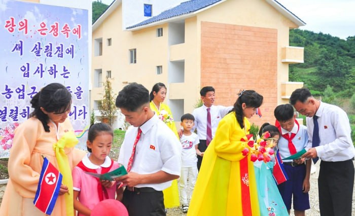 Shin_Yunai's tweet photo. New Houses Built in Yonsan County of DPRK
Pyongyang, September 19 (KCNA) -- Agricultural workers at the Okdok Farm in Yonsan County, North Hwanghae Province of the DPRK, have moved into new houses.

Hundreds of modern houses, built at the sunny foot of mountain, represent the https://t.co/JuIUbdsEKQ