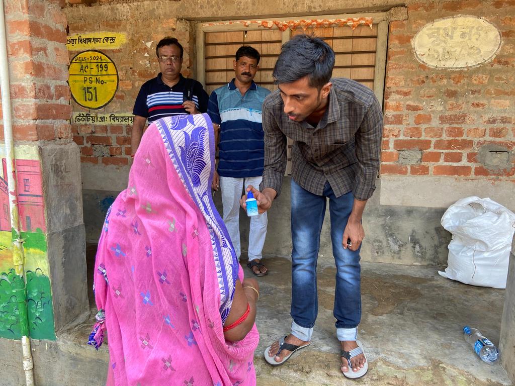 NilanjanDasAITC's tweet photo. Honored to have attended the relief distribution program at Bheutia, Pursurah block, Hooghly, organized by @Satyalap_Tweets Trust.
People here are struggling due to DVC’s man-made flood. Relief programs like these demonstrate the power of community & compassion.
#PrayForBengal https://t.co/vQUoqSBnVK
