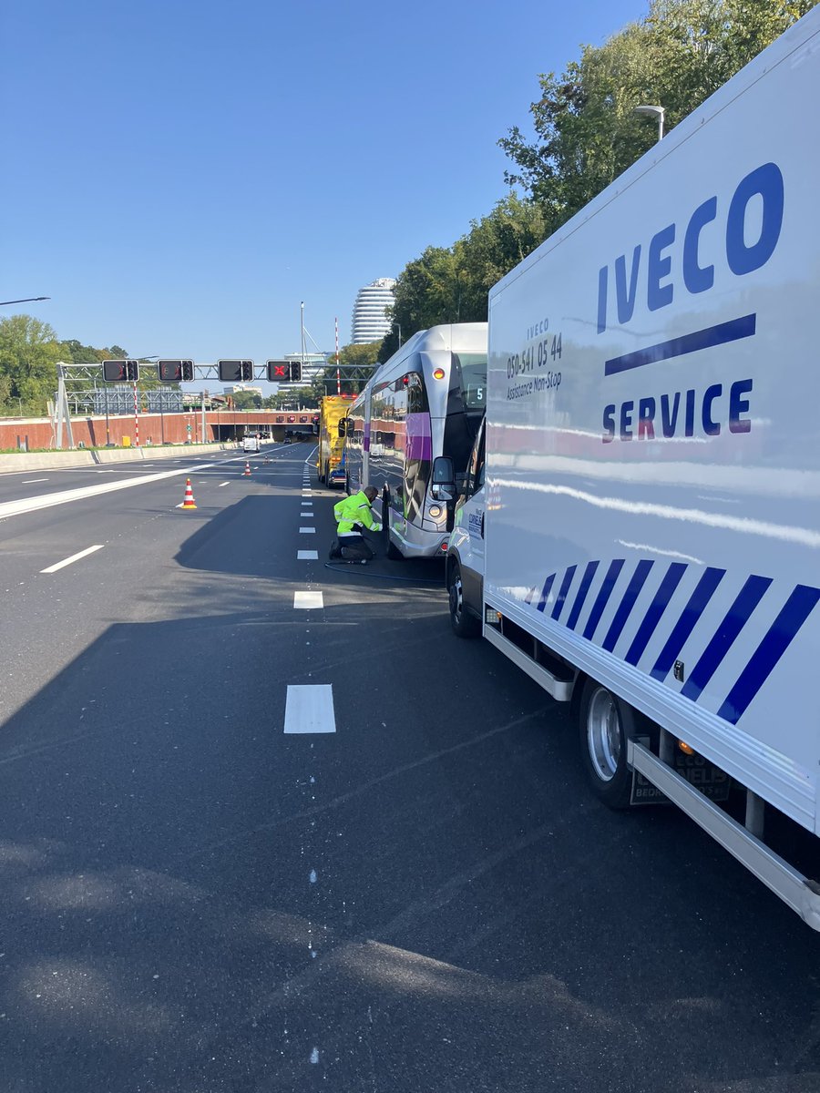 De verdiepte ligging bij #Groningen is nu 3 weken open voor het verkeer. Inmiddels zijn de eerste incidenten geweest. Gisteren was er een bus met pech. Helaas zijn er #automobilisten 🚘 die rode kruizen negeren ❌ Wij zullen hierop handhaven. #nietvoorniX <a href="/RWSverkeersinfo/">Rijkswaterstaat Verkeersinformatie</a>
