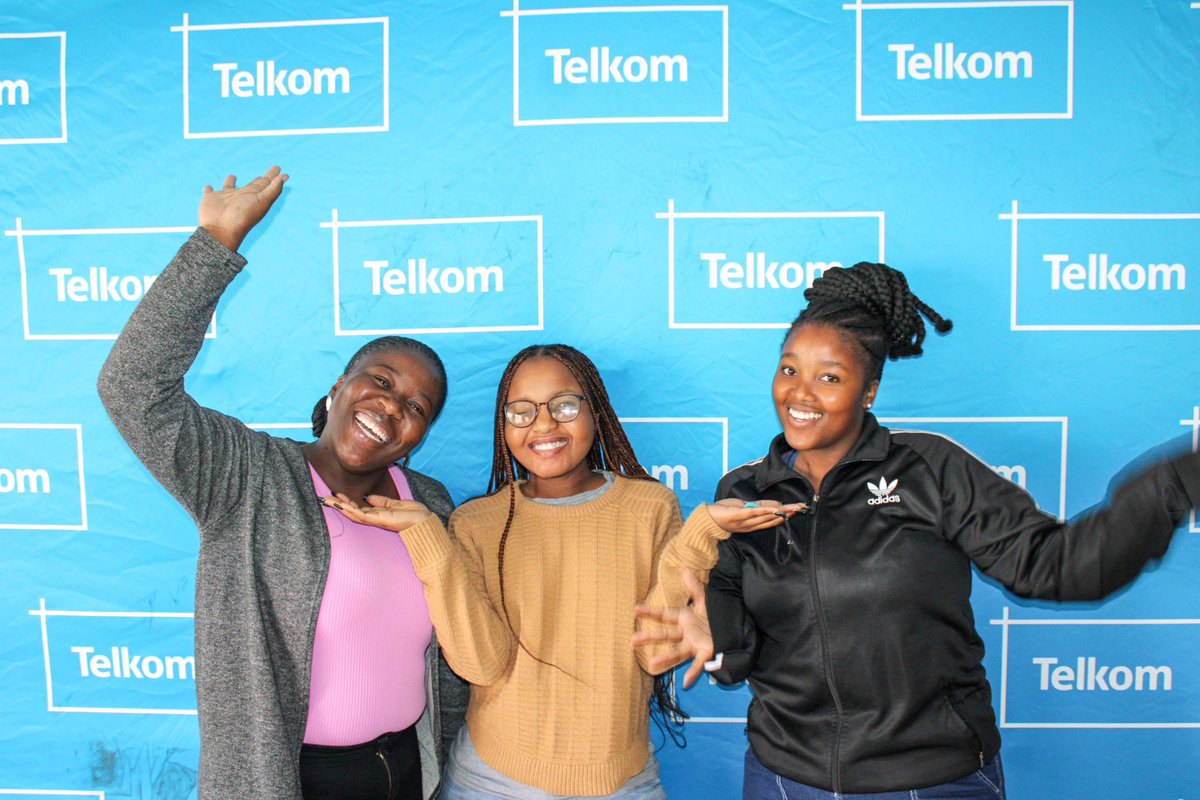 Geekulcha's tweet image. 𝑾𝒉𝒐 𝒓𝒖𝒏 𝒕𝒉𝒆 𝒘𝒐𝒓𝒍𝒅?😅

Representation matters and we love to see the girlies HACK. 😎

The ladies won a spot challenge. 🚀

#TelkomLearnHack