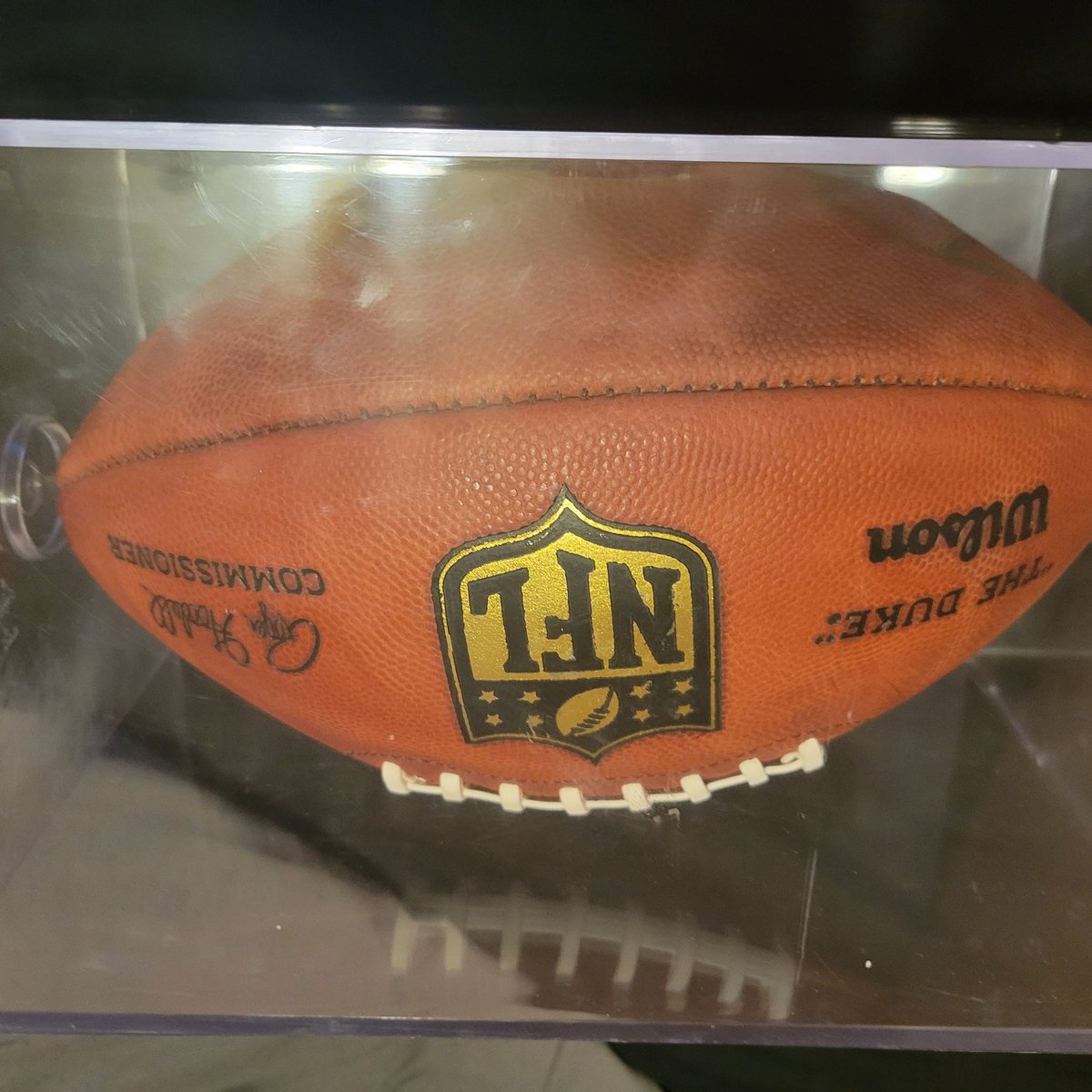 diceman4192's tweet image. Signed Denzel Ward/Baker Mayfield Training Camp game ball from 2018. 

$150 bucks. Free Shipping. Will ship Monday. One day offer only. I accept PayPal or Venmo payment. Message me if interested. Thanks GO BROWNS!! 🏈😎✌️