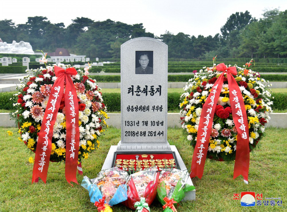 Shin_Yunai's tweet photo. respected Comrade Kim Jong Un who glorifies the feats of the revolutionary soldiers. https://t.co/rJTsKO7V6b