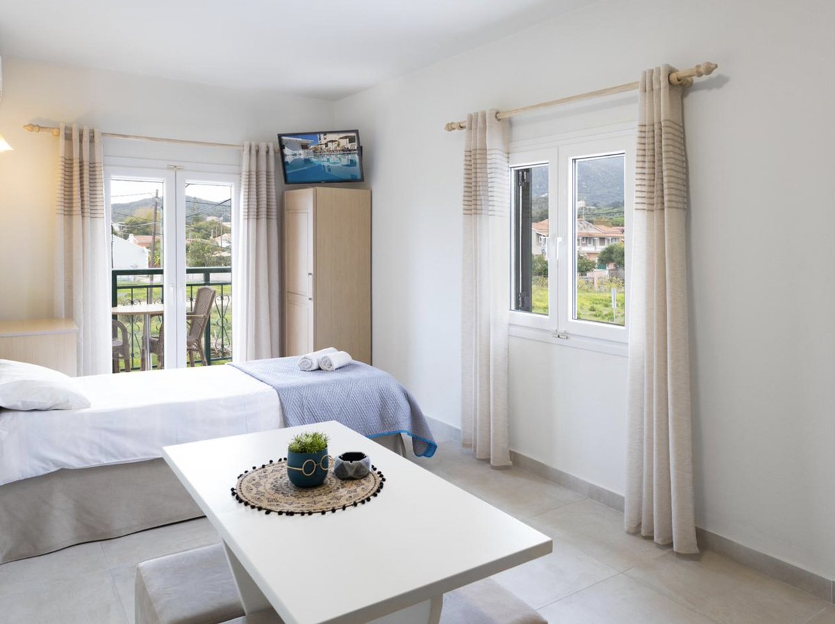 🌞 Solo zonvakantie naar Acharavi vanaf €578! 8 dagen genieten in de kleinschalige Appartementen Ippocrates op het prachtige Corfu.

🏖️ Nieuw: een heerlijk zwembad met poolbar, direct aan het strand van Achavari. Ontspan op je ligbed, neem een verfrissende duik en geniet van je