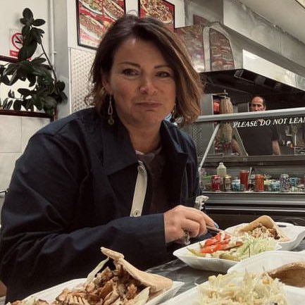 12kissco's tweet photo. harry went out for a kebab and gave his mum his jacket… IM GONNA THROW UP https://t.co/RrwTqaCUYO