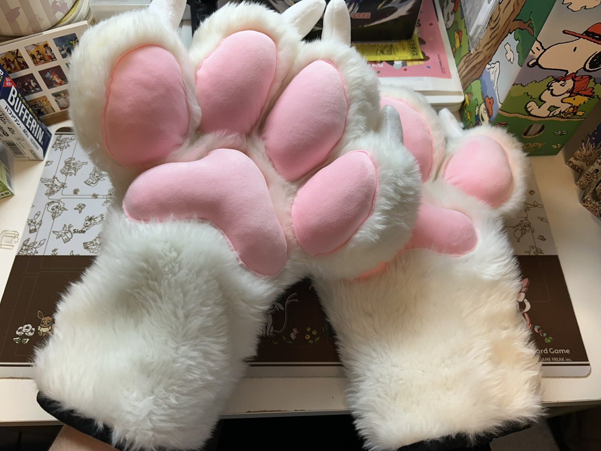 今日の収穫
化獣本舗(<a href="/Bakemono_Honpo/">化獣本舗</a> )さんのケモ手(白/白)！！
前々からケモ手はずっと欲しくて探してたけどなかなかなくて、でもようやく見つけた！
本格的なケモ手ってつけた事なかったから、さっきからずっとつけてる！
ケモ手、クセになりそう…！！