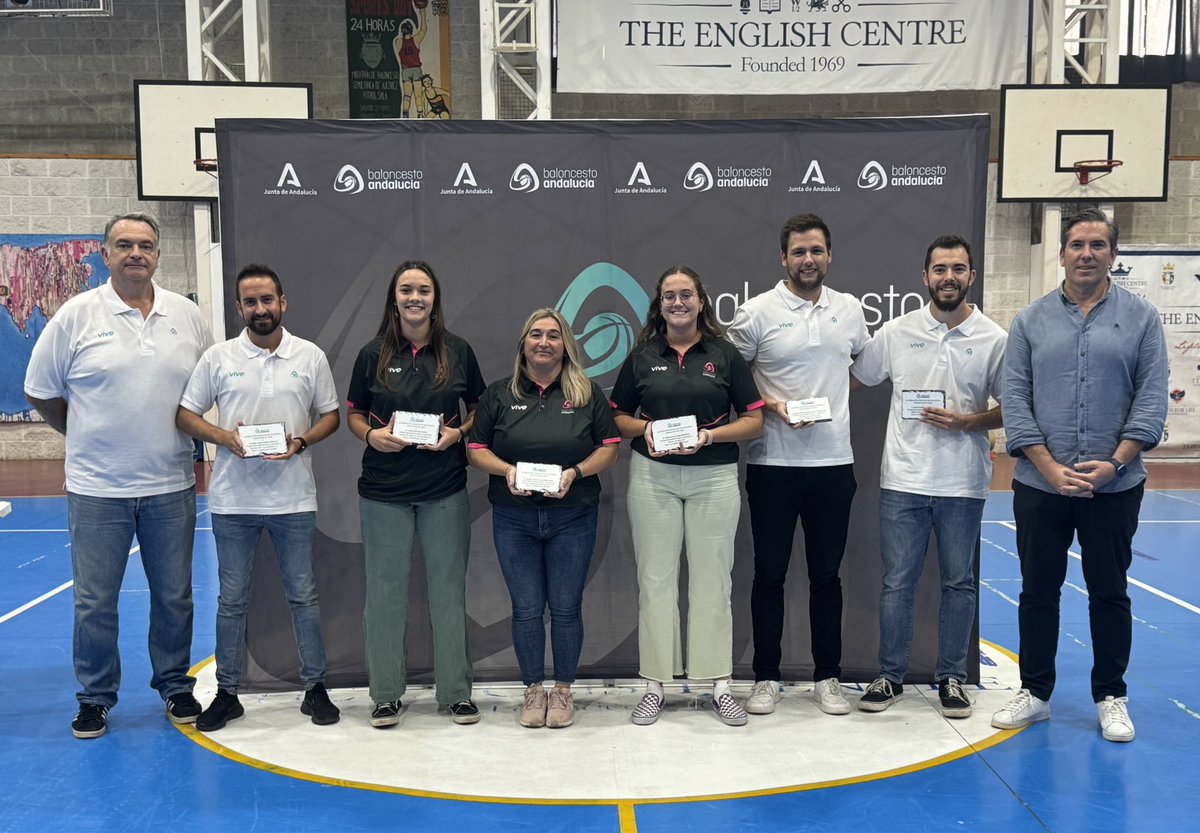 fabcadiz's tweet photo. Entrega de reconocimientos durante  el Clinic Arbitral a Árbitros FAB Cádiz por su ascenso
Enhorabuena!! 💪🏻
#Imprescindibles 
#baloncestoandalucia https://t.co/vWg5T2J2Bs