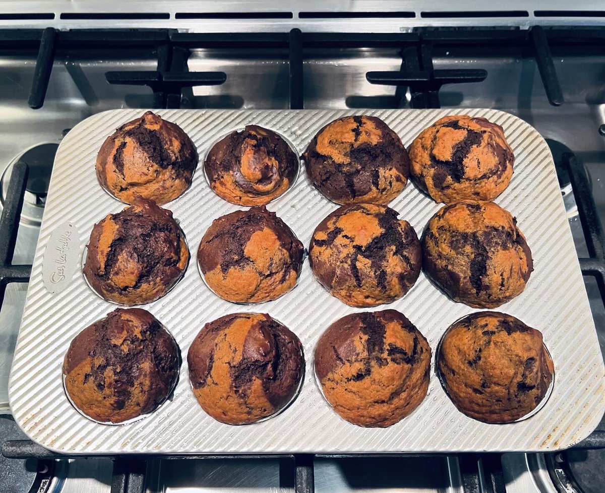 ArbeiterRichard's tweet image. Chocolate Pumpkin Swirl Muffins. Recipe by Samantha Seneviratne. 

First day of fall, so went with autumn flavours :) 

Best season in Ottawa by far. Looking very forward to the colours, cooler temps &amp;amp; sweater weather. 

#WeekendBaking 
#AutumnVibes

👨🏻‍🍳🍂🥚🎃🍫☕️🧣🇨🇦😊