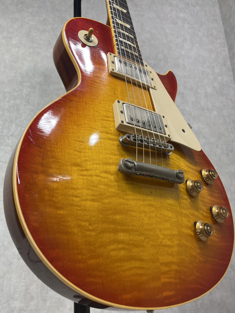 OtaichiGakki's tweet image. 杢も美しいけどウェザーチェックも渋い🤤

Historic Collection 1959 Les Paul Flame Top Reissue Aged-Mod

エイジングされた部分とナチュラルにエイジングした部分が相まった
アニリン抜けやキズも悪くはない
歴戦を超えた様な風格🤘

総じて、凝りと歴史を感じる一本☺️

#Gibson #GibsonCustomShop