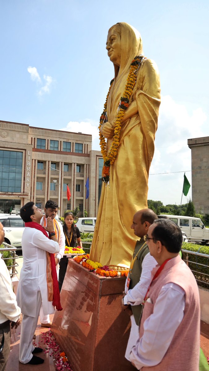 सरलता, सहजता और संवेदनशीलता की देवी, आजीअम्मा राजमाता विजयाराजे सिंधिया जी का जीवन हम सभी के लिए सदैव प्रेरणादायी रहेगा।

आज, ग्वालियर में उनकी मूर्ति पर माल्यार्पण कर उनका आशीर्वाद प्राप्त किया। 🙏🏼
