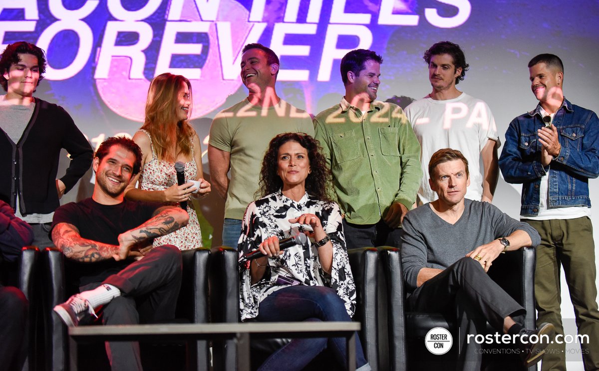 RosterCon's tweet photo. #BHF3 - Avant le début de la 2e journée, retrouvez quelques photos de la cérémonie d'ouverture sur notre site. // Before the start of Day 2, take a look at some photos of the opening ceremony on our website. #TeenWolf 

📷 https://t.co/wQiQyPmEKH https://t.co/LgBdkxPgef