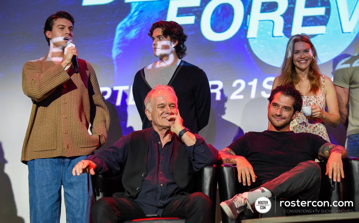RosterCon's tweet photo. #BHF3 - Avant le début de la 2e journée, retrouvez quelques photos de la cérémonie d'ouverture sur notre site. // Before the start of Day 2, take a look at some photos of the opening ceremony on our website. #TeenWolf 

📷 https://t.co/wQiQyPmEKH https://t.co/LgBdkxPgef