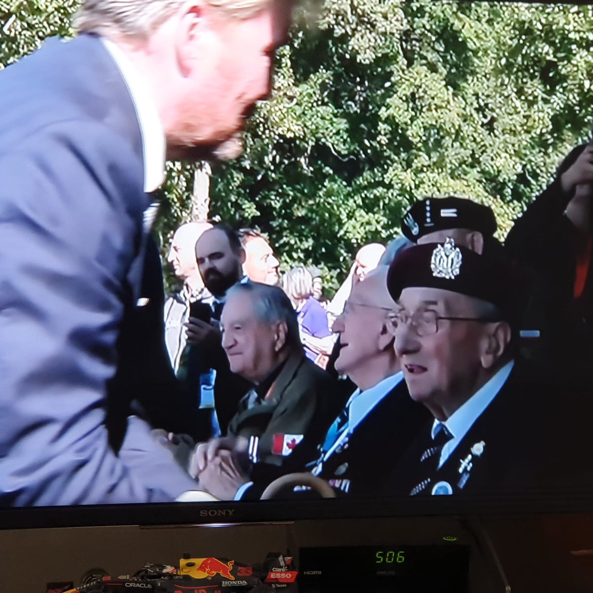 Taitster25's tweet photo. It was inspiring to see pictures of Mr Geoff Roberts meeting King Willem-Alexander and HRH Princess Anne yeterday at the Airborne Museum Hertenstein and military vehicle parade in Oosterbeck. #Arnhem80 #MarketGarden80 #KOSB https://t.co/kDNh2FiRoO