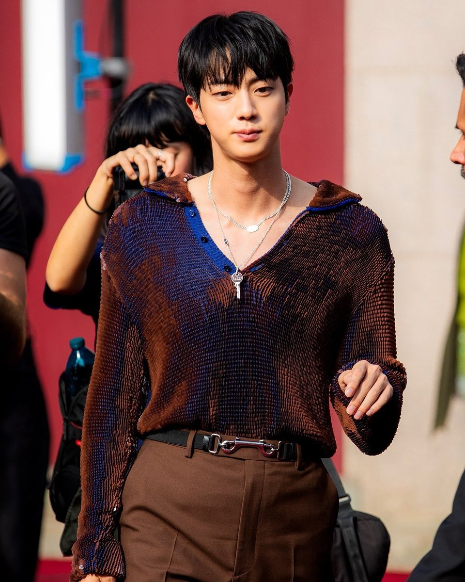 winnttaebear's tweet photo. RT AND REPLY

DARLING OF EUROPE JIN 
FACE OF GUCCI JIN
JIN AT MILAN FASHION WEEK
#JinxGucciSS25 #GucciIstante
#GucciSS25 #Jin #BTSJIN @gucci https://t.co/O0yUNzkMUt
