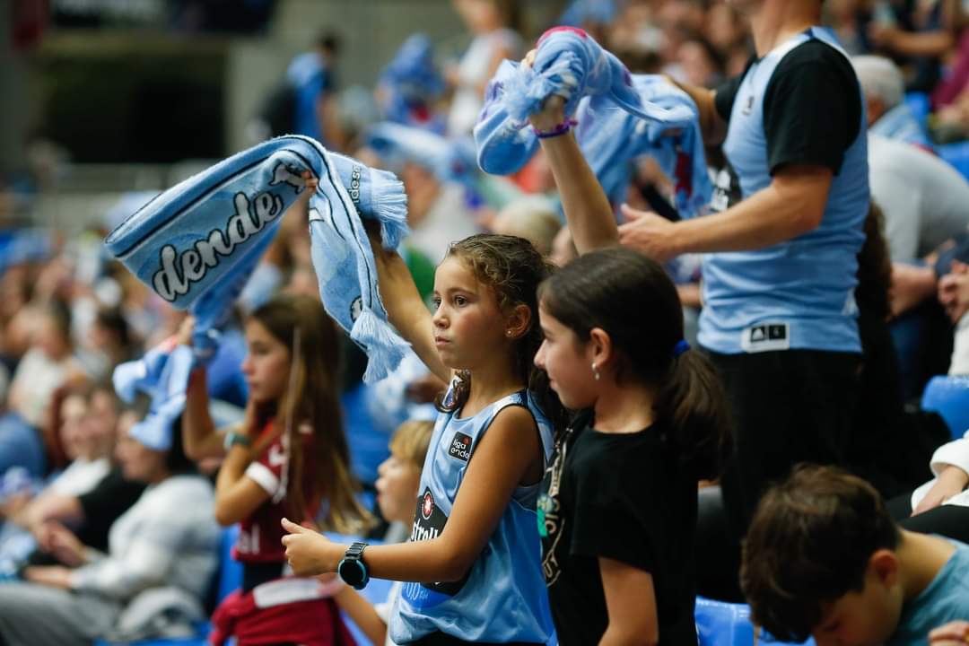 CBBreogan's tweet photo. Bo día!
Hoxe xoga o Río Breogán!
Final da Copa Galicia no #FogarDoBreogán 
⏰18:00h.
📺 TVG
🆚 @basquetcoruna 
🔥🏀
O Río Breogán busca o seu 15° título autonómico 
Adiante! #ForzaBreo https://t.co/BiZ5O00K2e