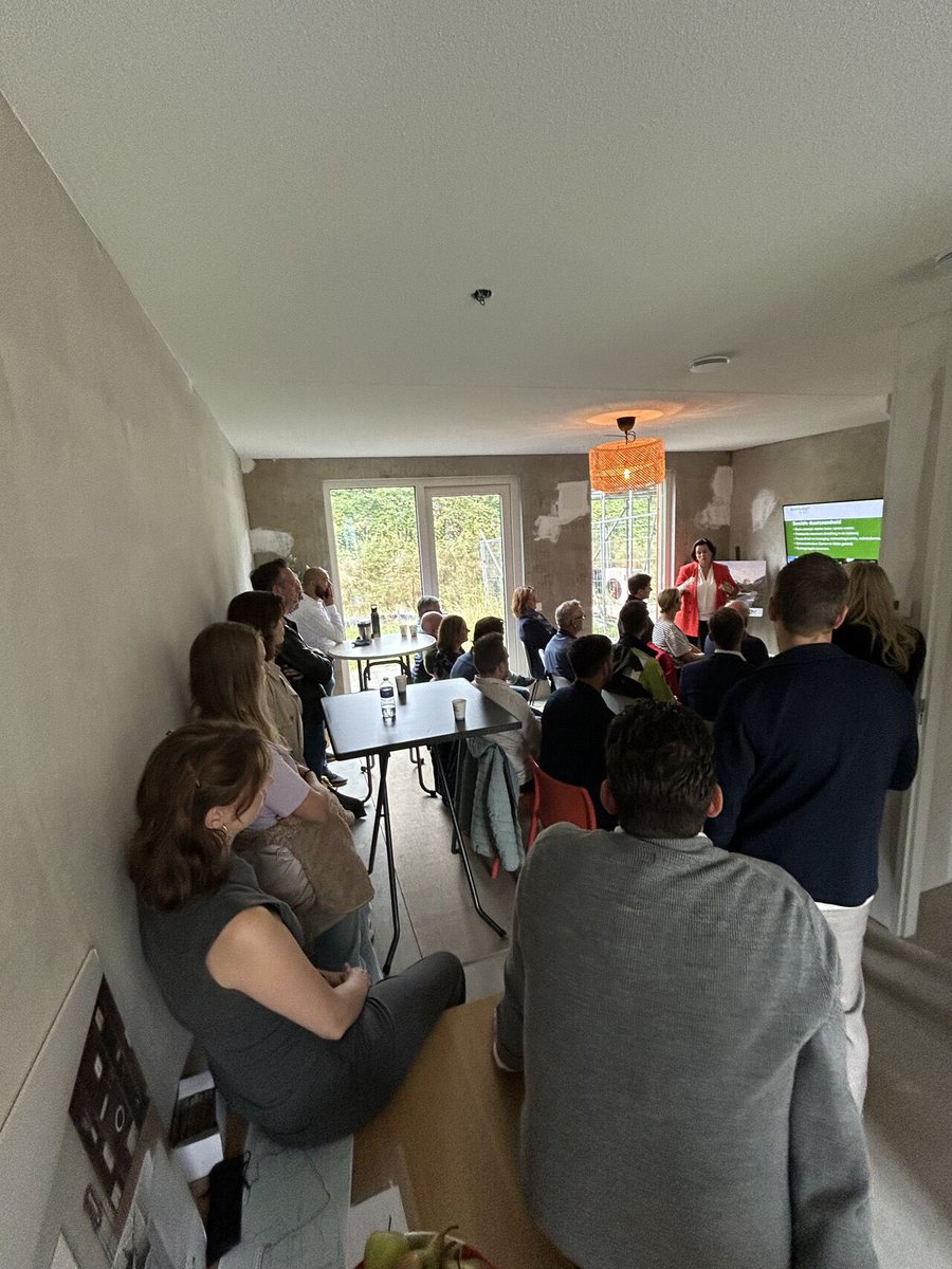 Samen bouwen aan ruimte voor een beter leven <a href="/VanWijnenGroep/">Van Wijnen</a>. Meedoen aan de veiligheidsdag <a href="/NS_online/">NS online</a>, inkijk geven in verschil traditioneel en revolutionair bouwen aan leerlingen <a href="/nhlstenden/">NHL Stenden</a> en bezoek #Renda bij <a href="/fijnwonen/">Fijn Wonen</a> in tijdelijke woonwijk Te Veld <a href="/gem_Eindhoven/">gemeente Eindhoven</a>