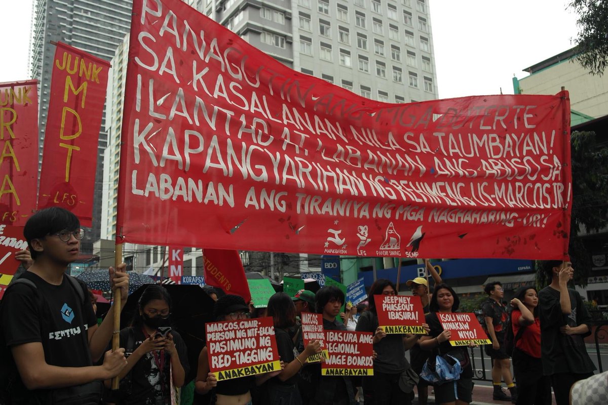ABLasPinas's tweet photo. Mula Martial Law hanggang ngayon, ramdam na ramdam ang sunud-sunod na paglabag ng pasistang estado sa ating mga karapatang pantao. Ngayong may panibagong Marcos na nakaupo sa Malacañang, patuloy na lumalaban ang kabataan dala-dala ang sigla at tapang ng Kabataang Makabayan. https://t.co/3j3qGulctt