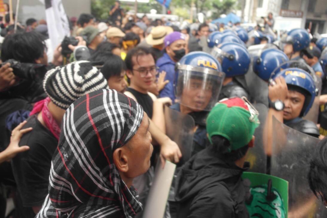 ABLasPinas's tweet photo. Mula Martial Law hanggang ngayon, ramdam na ramdam ang sunud-sunod na paglabag ng pasistang estado sa ating mga karapatang pantao. Ngayong may panibagong Marcos na nakaupo sa Malacañang, patuloy na lumalaban ang kabataan dala-dala ang sigla at tapang ng Kabataang Makabayan. https://t.co/3j3qGulctt