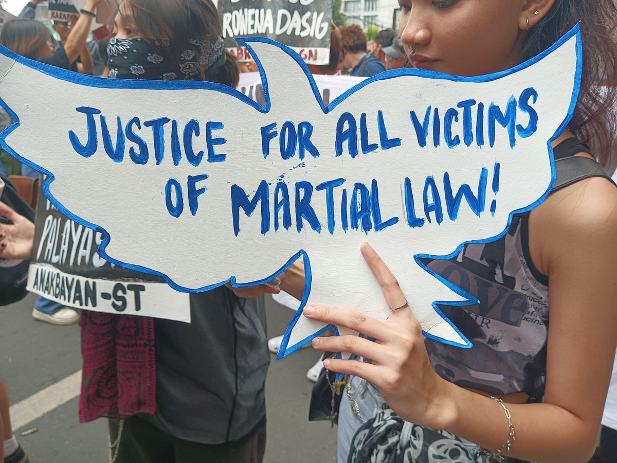 ABLasPinas's tweet photo. Kaya sa paggunita natin sa pagkatatag ng Batas Militar, ang Anakbayan Las Piñas ay nanawagan para sa paglitaw ng mga desaparecidos, pagbabasura sa Anti-Terror Law, at pagbubuwag sa NTF-ELCAC!

Marcos Singilin! Duterte Panagutin! ✊🏼

#ML52
#NeverAgain
#NeverForget https://t.co/8zhnM956bn