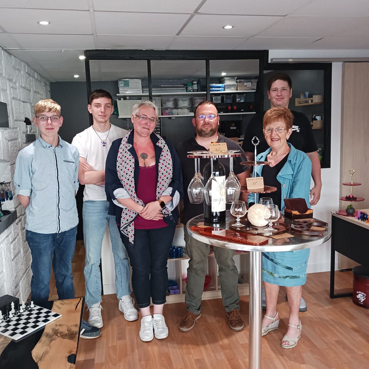 Marie-jeanne Demol était présente hier après-midi pour l'inauguration d'un nouveau commerce à #bolbec.
@epoxkm à ouvert ses portes au 19, impasse Jacques Fauquet. La boutique vous propose des bijoux, de la décoration de table et surtout des créations personnalisées !