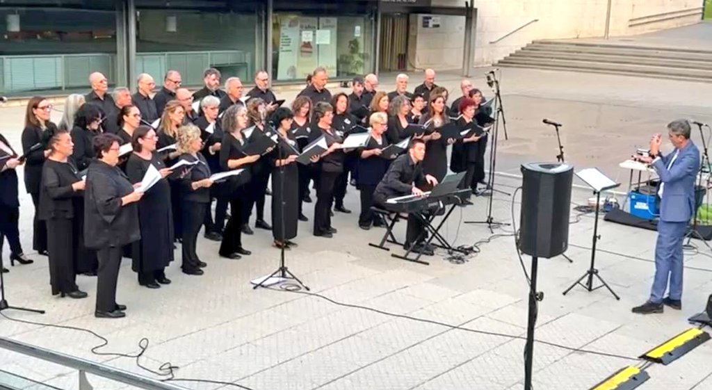 Ayer tuvimos un fantástico concierto. Cantamos un réquiem imaginario con la mezcolanza de 
los Requiem de Mozart y Cherubini en la Plaza de Daoiz y Velarde, y nos sentimos muy arropados por un agradecido público. Gracias a <a href="/JMDretiro/">JMDretiro</a>
<a href="/JeronimoMarinL/">Jerónimo Marín</a> 
#DiaInternacionalDeLaPaz