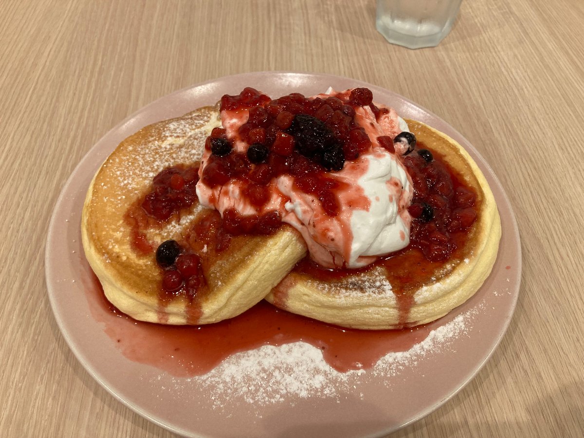 CHIligamikonpes's tweet photo. 先日の盛岡駅メシ
Kojima cafeのパンケーキ🥞
ふわシュワで幸せ👼

キリンシティの玉ねぎのフリットとメキシカンサラダ🌮とモヒートビア🍺
甘い玉ねぎ大好きなあたしにとって最高なおつまみだった🥹 https://t.co/Q01FwsPgZB