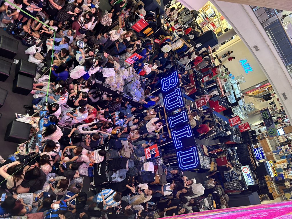 Event ไทยครั้งแรกในชีวิตติ่ง

Build Wearing Denim
#RBSJackRusselXBuild