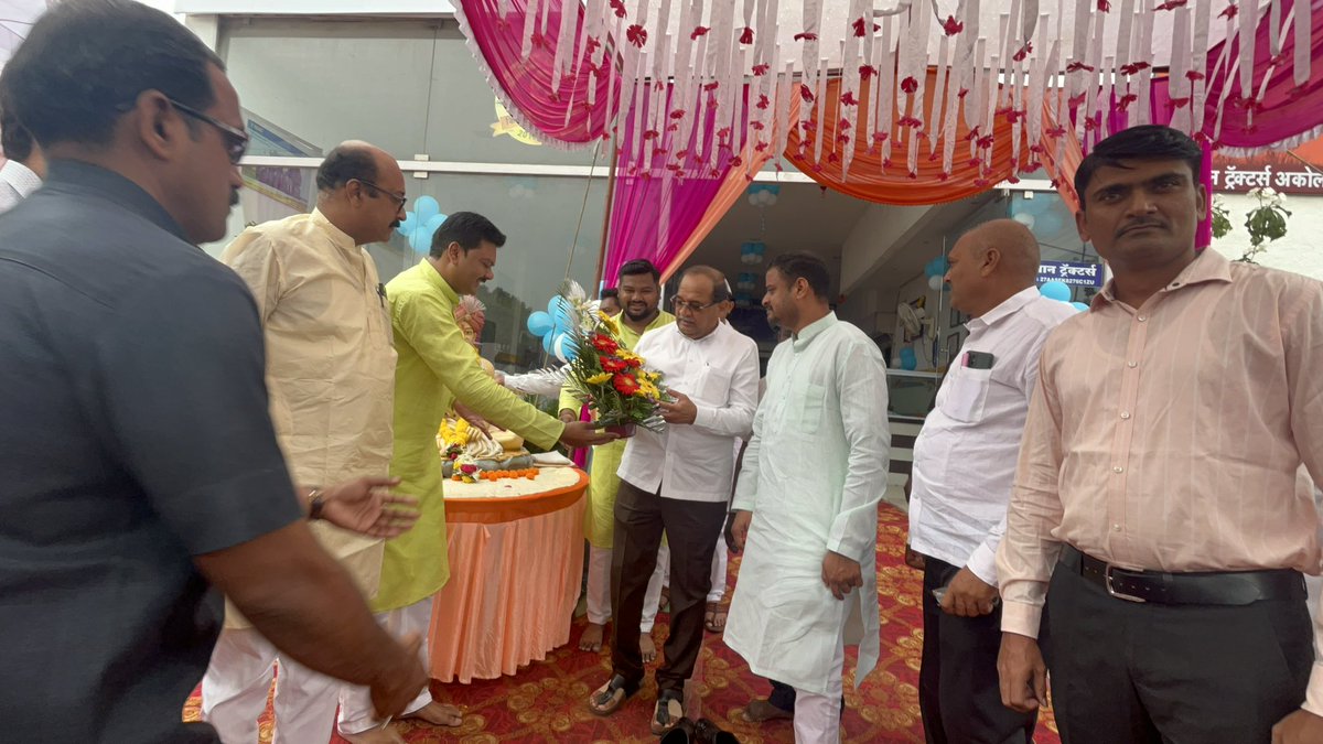 MeRPSawarkar's tweet photo. 📍अकोला (दि.22 सप्टेंबर 2024)

आज राज्याचे महसूल मंत्री व जिल्ह्याचे पालकमंत्री ना.राधाकृष्ण विखे पाटील साहेब यांच्या अकोला दौऱ्या दरम्यान आणासाहेब पाट��ल आर्थिक मागास विकास महामंडळ तर्फे पुंडा ता,अकोट,जिल्हा,अकोला येथील रहिवासी ��ेतकरी सौ.कल्याणी अतुलराव कुलट यांना,
1 https://t.co/ndgGfJQOWL