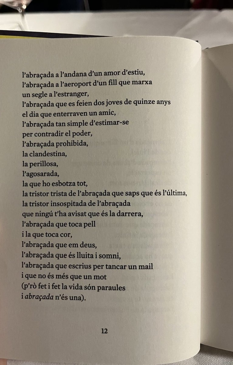 AMolins27682's tweet photo. “L’abraçada d’un llibre que t’abraça des de l’inici”… 📚💚

@roccasagran @som_amsterdam 
#poesia #llegirencatala #diumenges https://t.co/Y5LdDjFPnr