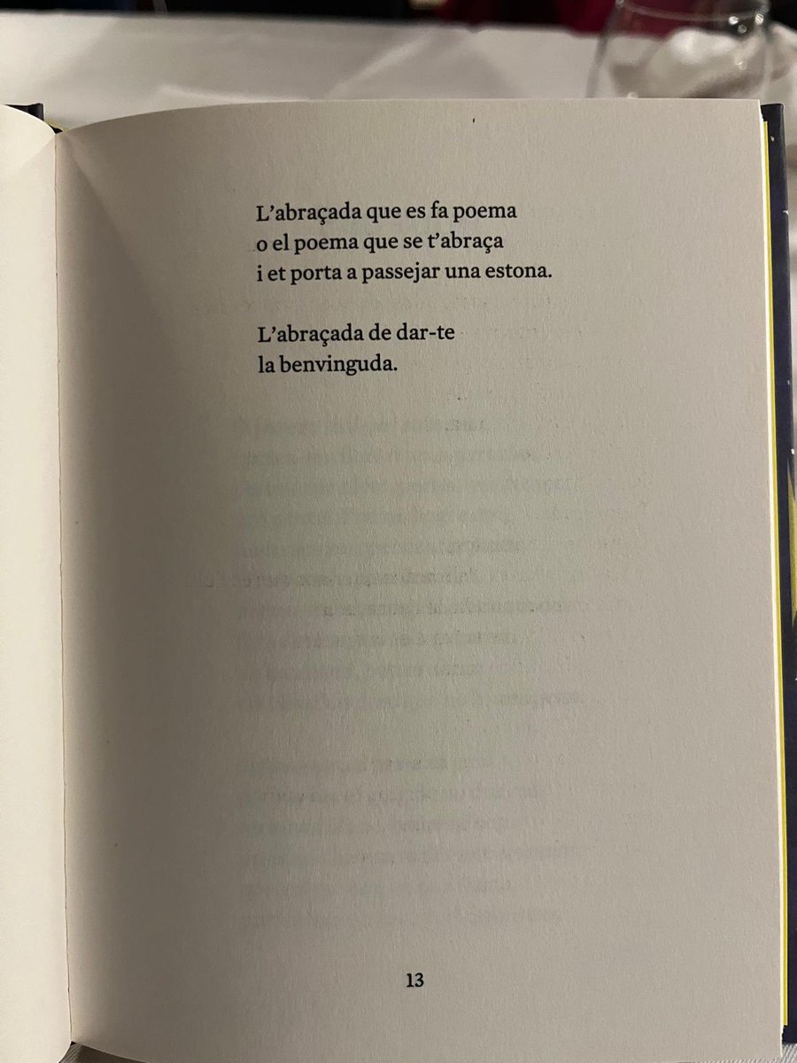 AMolins27682's tweet photo. “L’abraçada d’un llibre que t’abraça des de l’inici”… 📚💚

@roccasagran @som_amsterdam 
#poesia #llegirencatala #diumenges https://t.co/Y5LdDjFPnr