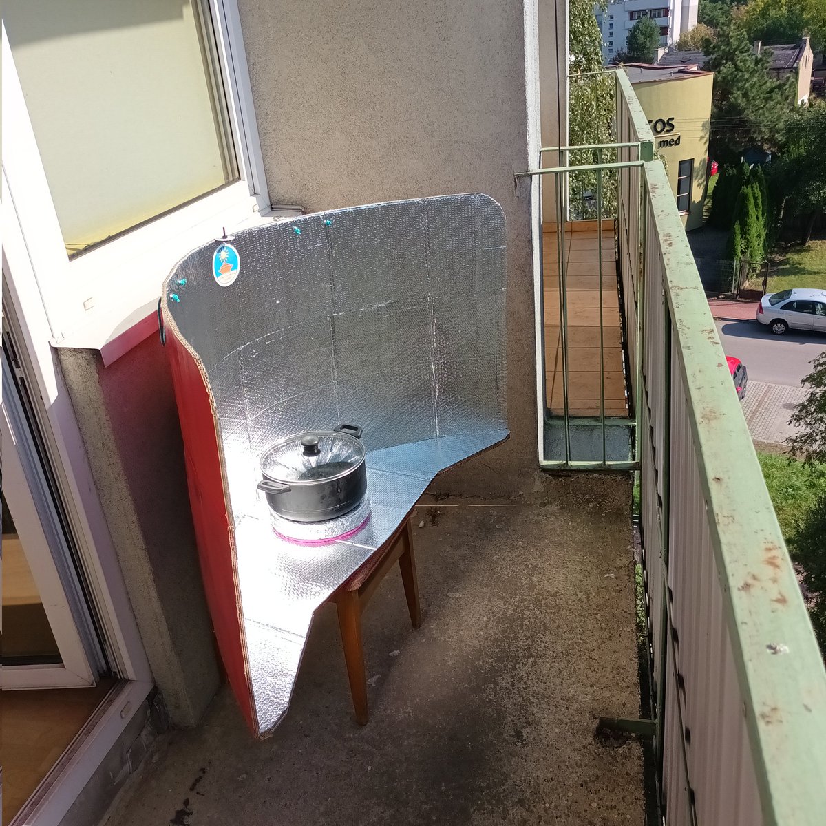 KotowskiAndre's tweet photo. Our solar kitchen 🌞👨‍🍳🤪 works great on the balcony in #Częstochowa in #Poland.
We offer you a traditional Sunday cake. We cooked them in the sun 🌞 using our cylindrical solar cooker. ❤️🌞🤪
#solarkitchen
#solarenergy https://t.co/8PZiEnv9VT