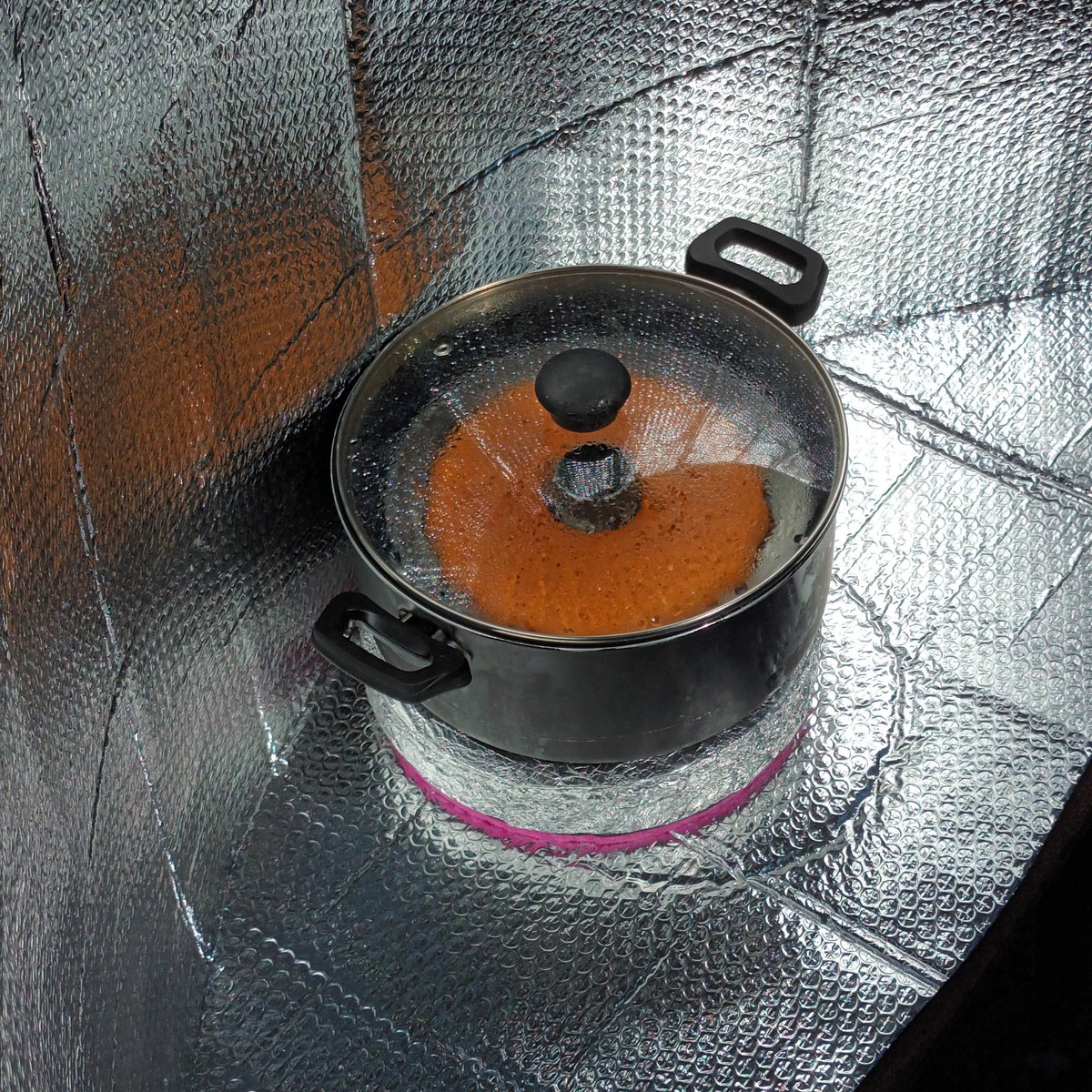 KotowskiAndre's tweet photo. Our solar kitchen 🌞👨‍🍳🤪 works great on the balcony in #Częstochowa in #Poland.
We offer you a traditional Sunday cake. We cooked them in the sun 🌞 using our cylindrical solar cooker. ❤️🌞🤪
#solarkitchen
#solarenergy https://t.co/8PZiEnv9VT