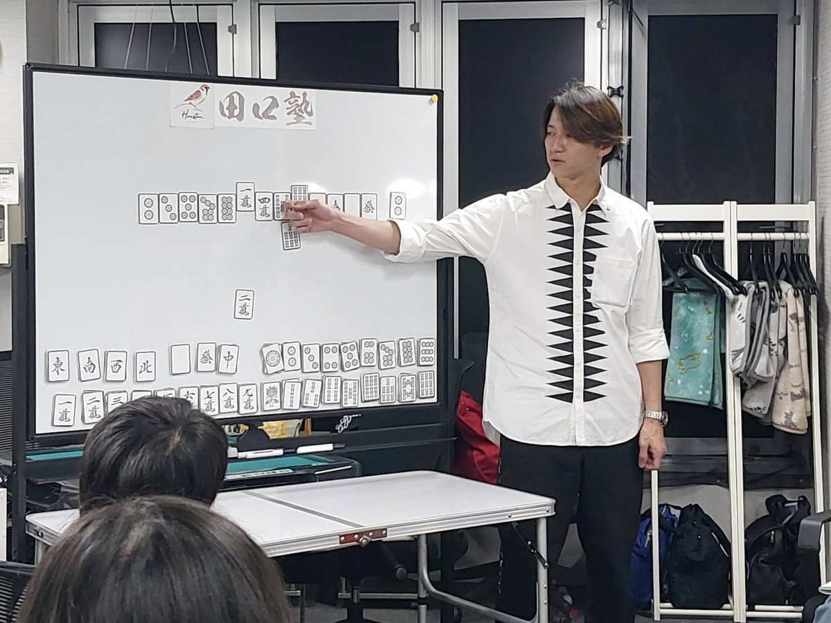 mendibuba's tweet photo. Hope you guys can concentrate with such a handsome mahjong teacher 😍❤️🔥
#田口淳之介
#TaguchiJunnosuke
"Intensive training has begun for tomorrow's tournament.
#TaguchiJuku #TaguchiJunnosuke #MahjongHouston" https://t.co/LtdpnzYpAf
