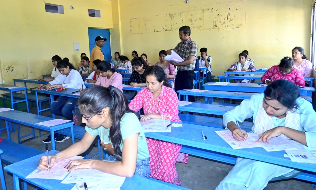 दूसरे दिन भी आयोजित झारखंड सामान्य स्नातक योग्यताधारी संयुक्त प्रतियोगिता परीक्षा 2023 (जेएसएससी-सीजीएल) के विभिन्न परीक्षा केंद्रों का जायजा लिया। सीएस को आयोग के दिशा - निर्देशानुसार दायित्व निष्पादन का निर्देश दिया।
<a href="/JharkhandCMO/">Office of Chief Minister, Jharkhand</a> 
<a href="/prdjharkhand/">IPRD Jharkhand</a> 
<a href="/RanchiPIB/">PIB in Jharkhand 🇮🇳</a> 
@rnuddkranchi