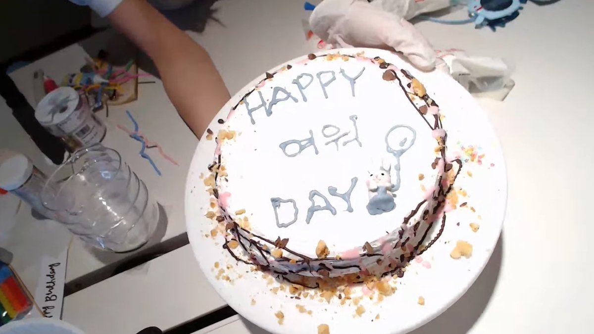 imnayeonarchive's tweet photo. nayeon’s birthday cake https://t.co/s84WpBxm5c