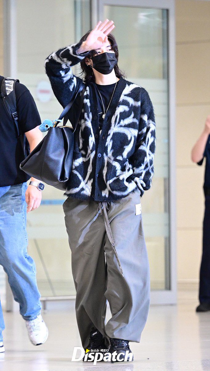havenfiIm's tweet image. 240922 #hyunjin official airport press photos 
#현진 

#HyunjinxVersaceSS25 
#HyunjinAtMFW24 
#VersaceSS25 @Versace