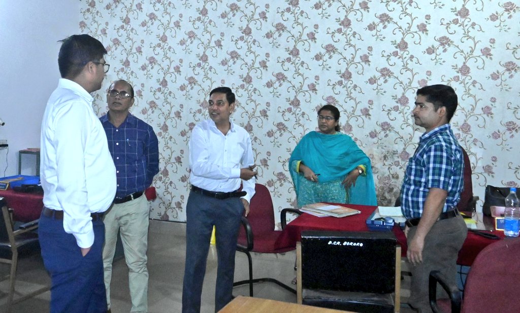 दूसरे दिन भी आयोजित झारखंड सामान्य स्नातक योग्यताधारी संयुक्त प्रतियोगिता परीक्षा 2023 (जेएसएससी-सीजीएल) को लेकर जिला नियंत्रण कक्ष में अधिष्ठपित सीसीटीवी मॉनिटर के माध्यम से केंद्राधीक्षक कक्ष से जायजा लिया।
<a href="/JharkhandCMO/">Office of Chief Minister, Jharkhand</a> 
<a href="/prdjharkhand/">IPRD Jharkhand</a> 
<a href="/airnews_ranchi/">आकाशवाणी समाचार, राँची | Akashvani News, Ranchi</a>
<a href="/RanchiPIB/">PIB in Jharkhand 🇮🇳</a>