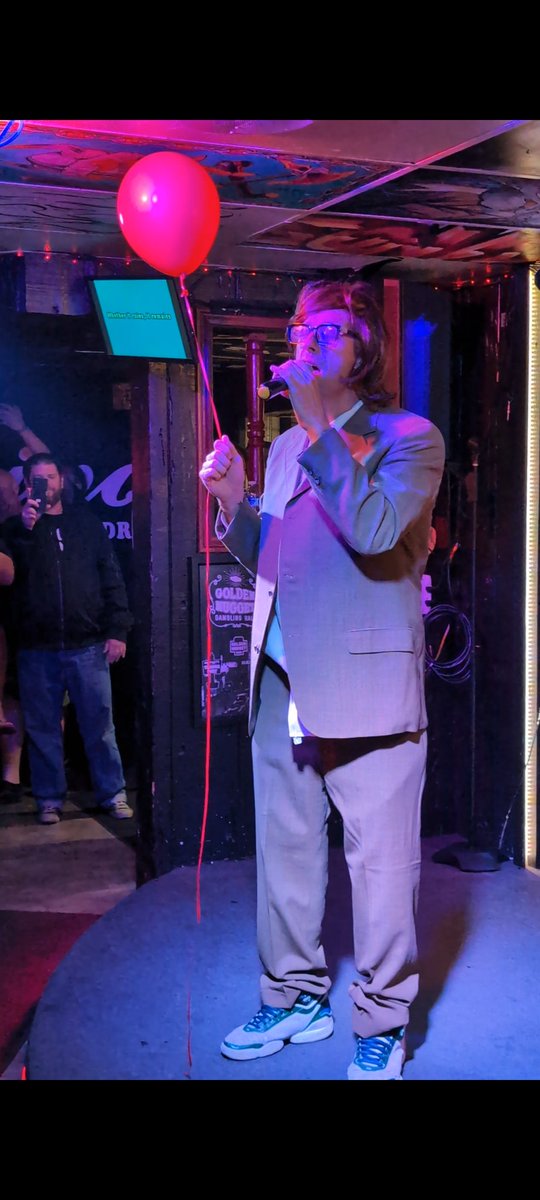 davefoules's tweet photo. Sometimes @coldplay shows up in disguise on karaoke night to film a music video. #Vegas is the best https://t.co/WlxjLGhQbn