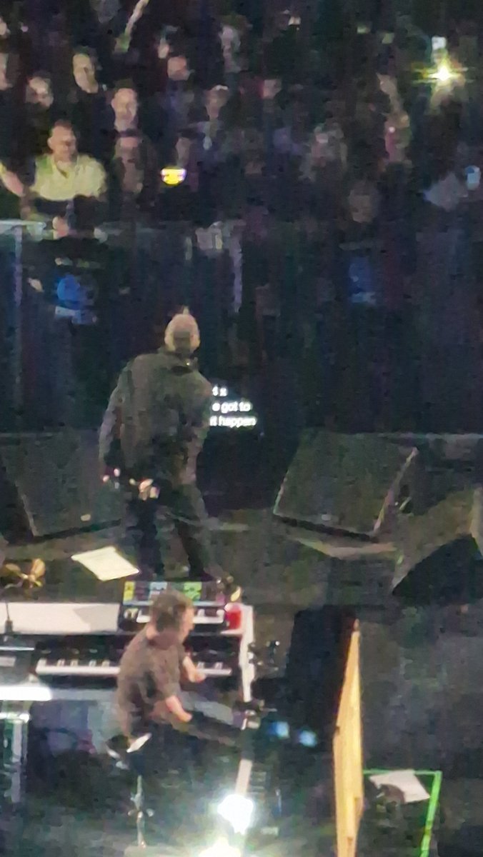 wayneDcopley's tweet photo. @liamgallagher Whats with the monitor with the words to the song on it #karaoke https://t.co/1CQCPyhAHH