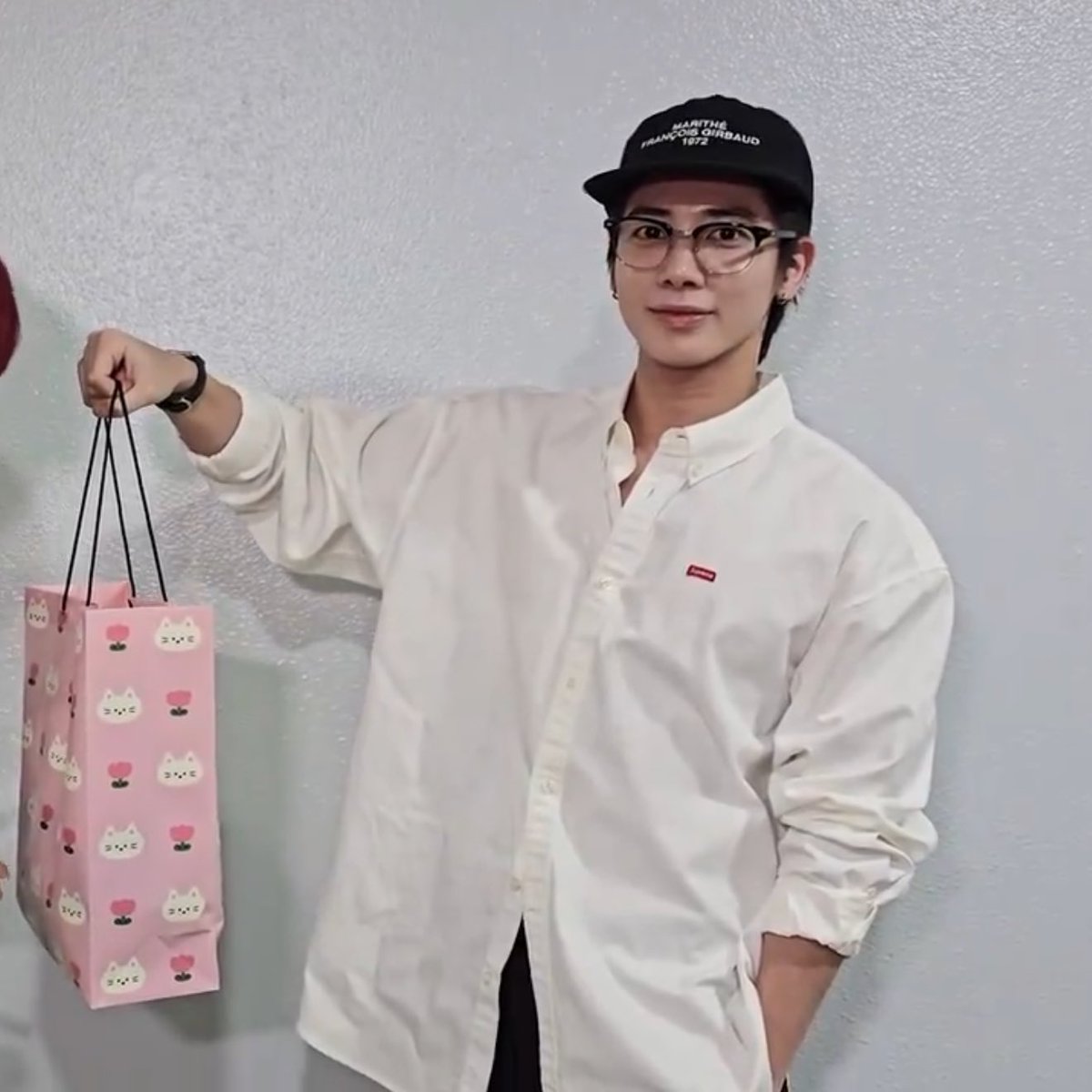 hopetyun's tweet photo. i mean if this guy showed up to my workplace with a homecooked meal at the crack of dawn i'd propose idk https://t.co/Rs1SFNzW2i