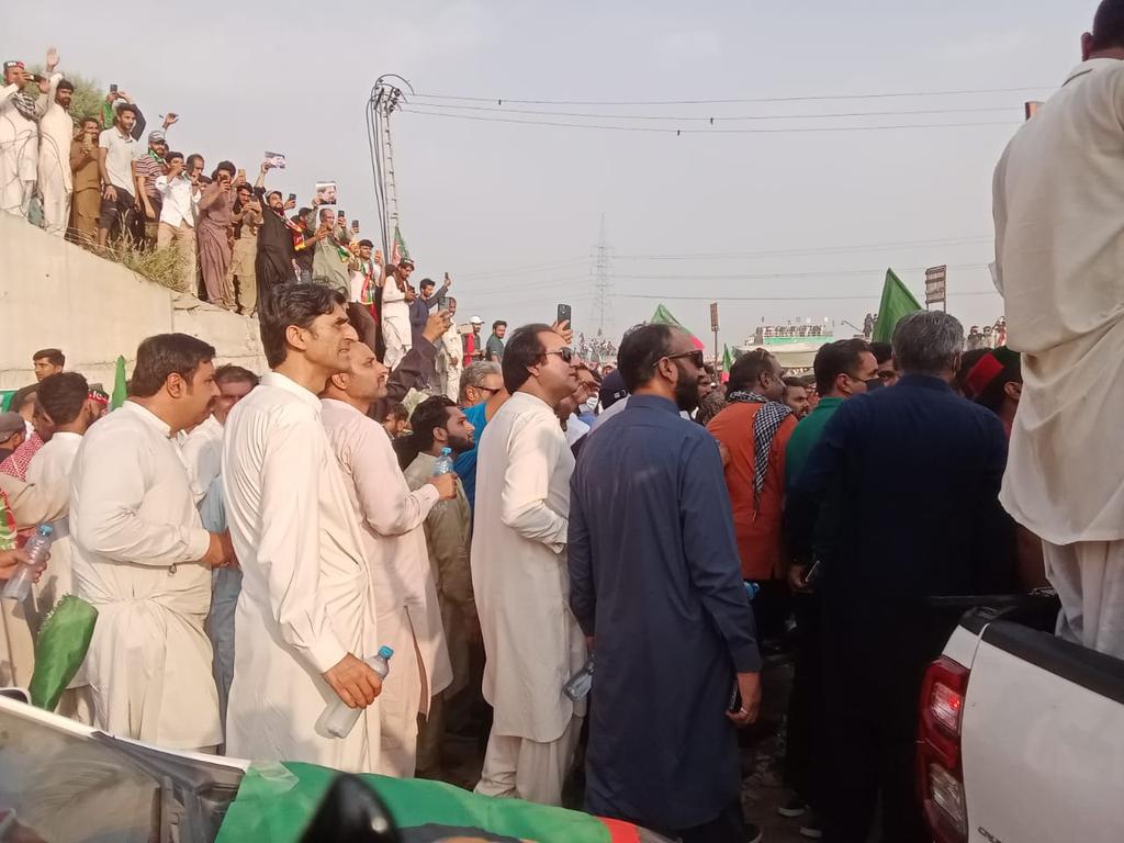 عمران خان کے  سپاہی میاں محد شفیق'  میر عتیق الرحمان اور عامر نذیر چوہدری جلسہ میں موجود۔

جلسہ نہیں ریفرنڈم!

گننا چاہو گن لو، جذبہ تولنا چاہو تول لو

قابض حکمرانوں کو عوام کا دو ٹوک ہیغام، اس ملک کے وارث ہم ہیں، ہم ہی فیصلہ کریں گے کہ کون اس ملک پر حکمرانی کرے گا۔۔