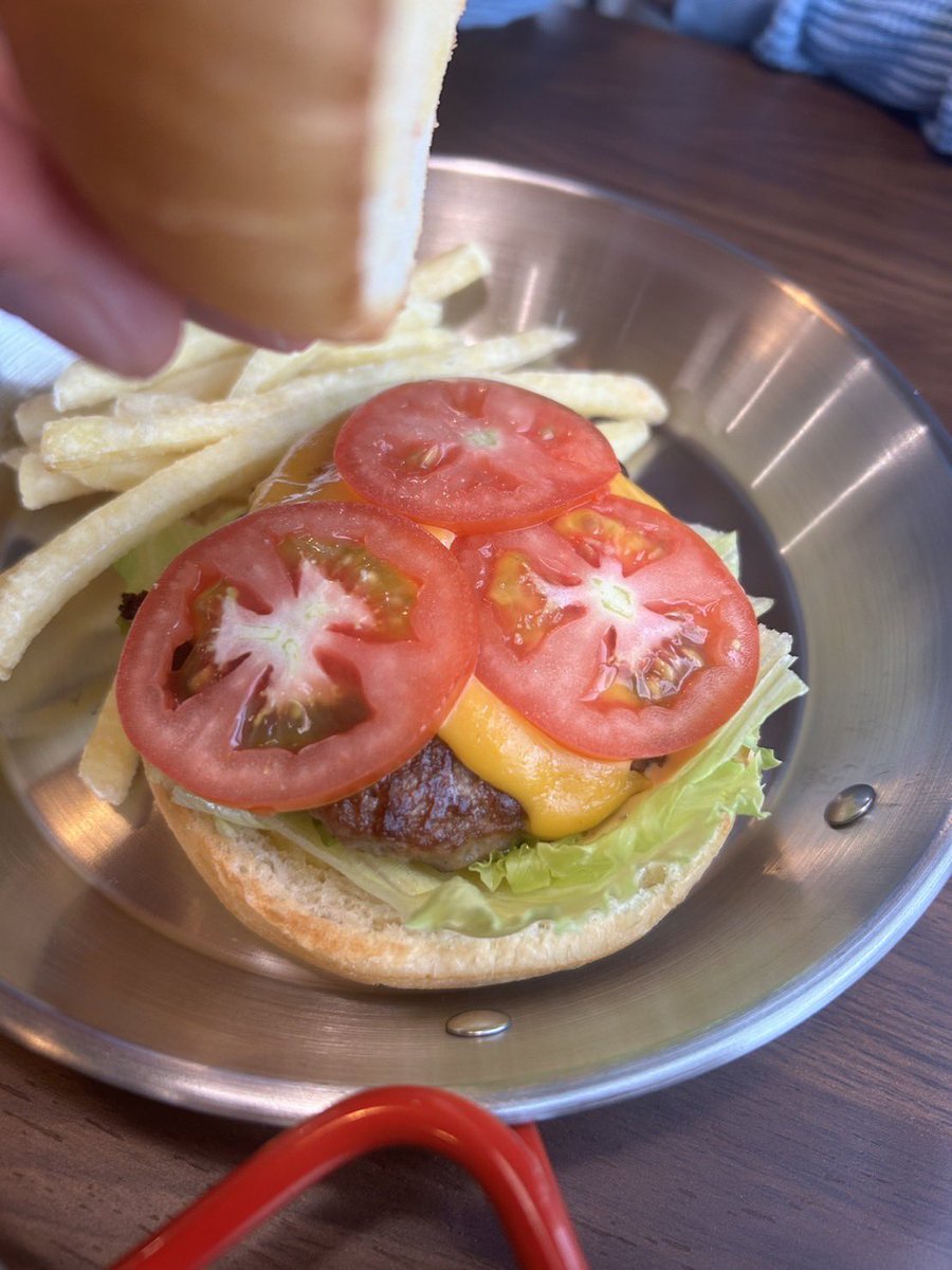 Tiara_handmade_'s tweet photo. bitesさんへ行ってきたよー🍔
しっかり焼かれた肉を感じるビーフパテ、
そのままだとチーズとオーロラソースの味わい
3人だったからソース全種類制覇✌️
どのソースも美味しい
ポテトは塩味しっかり。
肉の香り付いちゃうので美味しいの食べたのバレちゃうな😋
明日は休み、次は9/24の12:30~
 #階上町 https://t.co/hJRdxiuK6o