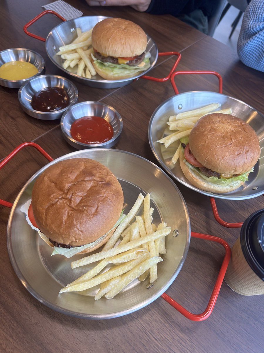 Tiara_handmade_'s tweet photo. bitesさんへ行ってきたよー🍔
しっかり焼かれた肉を感じるビーフパテ、
そのままだとチーズとオーロラソースの味わい
3人だったからソース全種類制覇✌️
どのソースも美味しい
ポテトは塩味しっかり。
肉の香り付いちゃうので美味しいの食べたのバレちゃうな😋
明日は休み、次は9/24の12:30~
 #階上町 https://t.co/hJRdxiuK6o