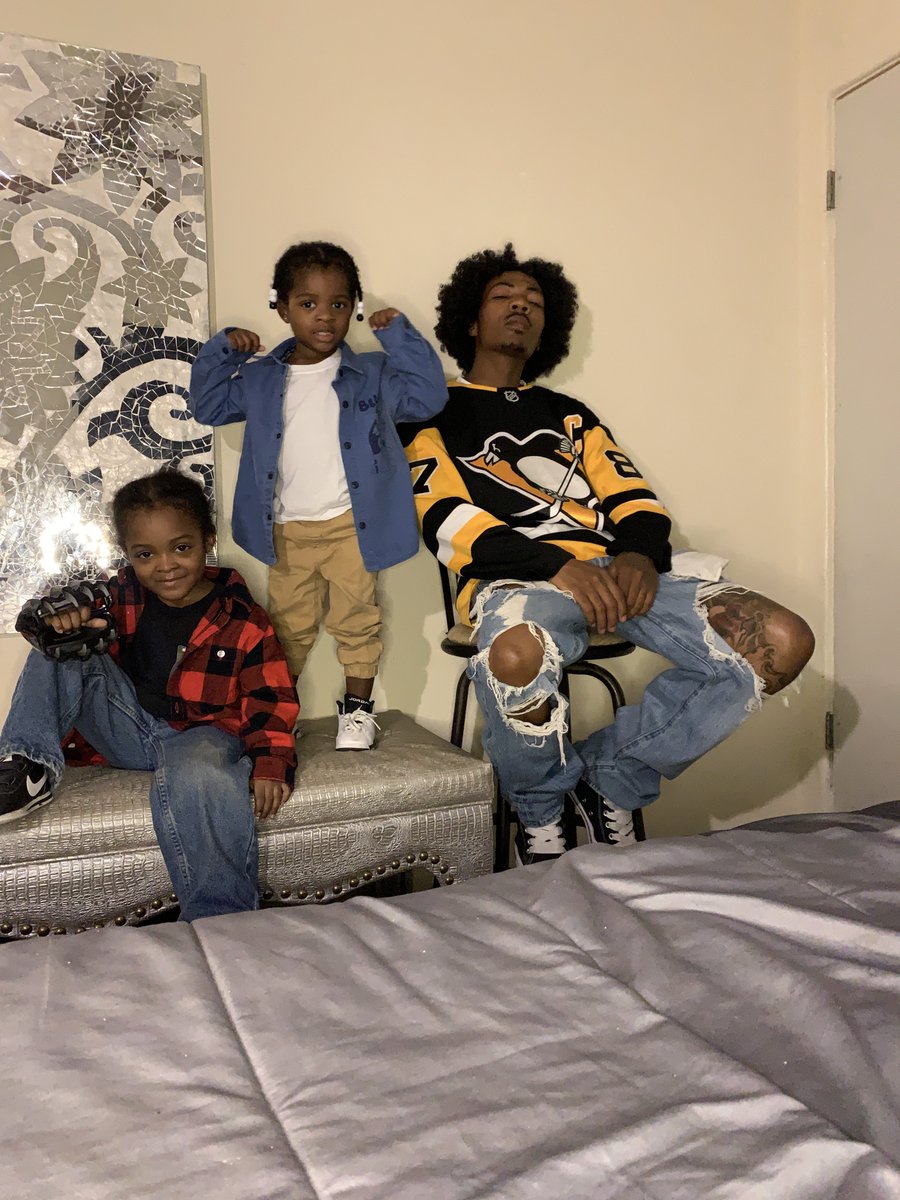 Truxtwo24's tweet photo. Our braider had a death in the family we all Nappy together. 😭 https://t.co/Z8PdcjPIQ3