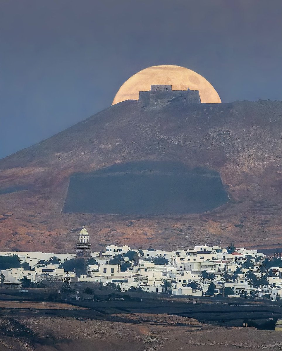 CasaBodegaCoco's tweet photo. Zon komt op in Lanzarote voor weer een mooie warme dag. 

Boek nu speciaal voor FB vrienden met 10% korting voor de gehele vakantie via 
Mail basdirkmaat@hotmail.com  

https://t.co/U9uDrQdMy5

#lanzarote #puertodelcarmenlanzarote
#tias #playaparkbungalows https://t.co/Ghx20mNSfp