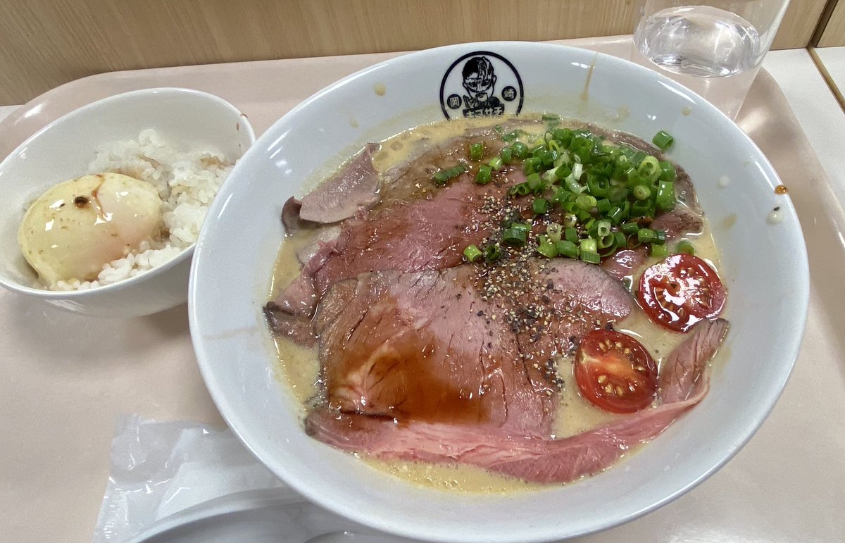 to_onairss's tweet image. 初めてキブサチ食べた！！
美味しすぎた
超忙しいのに帰り際の写真も快く受けてくれて、もうお店出てるのにお持ち帰りラーメン買ったのも気付いてくれてた。サチヲさんは本物の聖人でした。
岡崎でも早く食べなければ🙏