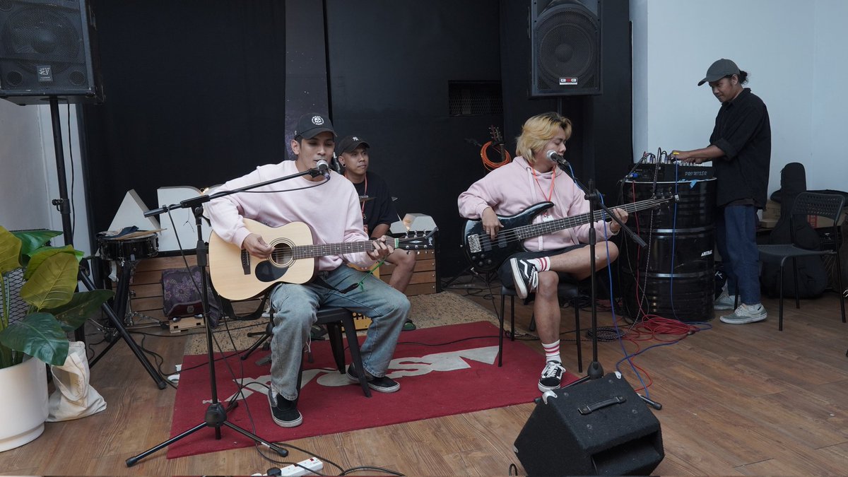 <a href="/P1NKCLOUDSUMMER/">HI, KAMI</a> on Everyone Goes Unplugged Vol.2!