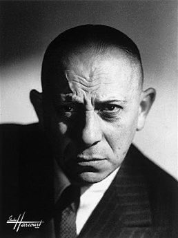ClassicFilm2's tweet photo. «En France si vous avez écrit un bon livre, ou réalisé un grand film, on vous traite toujours comme un artiste. Personne ne vous oublie. À Hollywood, vous ne valez que ce que vaut votre dernier film. Et, s'il a plus de 3 mois, vous n'existez plus.»

#EricVonStroheim 1885-1957 https://t.co/5MagfssBmS